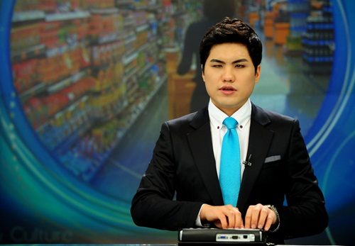 KBS 뉴스 앵커석에 앉은 이창훈.