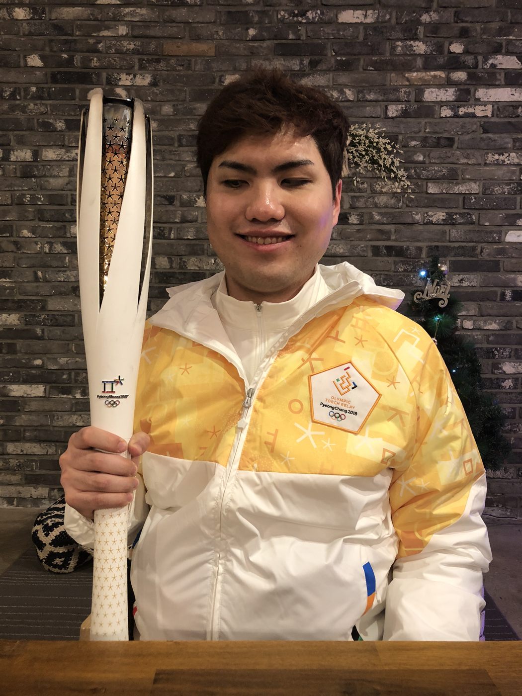 2018 평창동계올림픽 성화봉송 주자로 성화를 들고 걷는 이창훈.