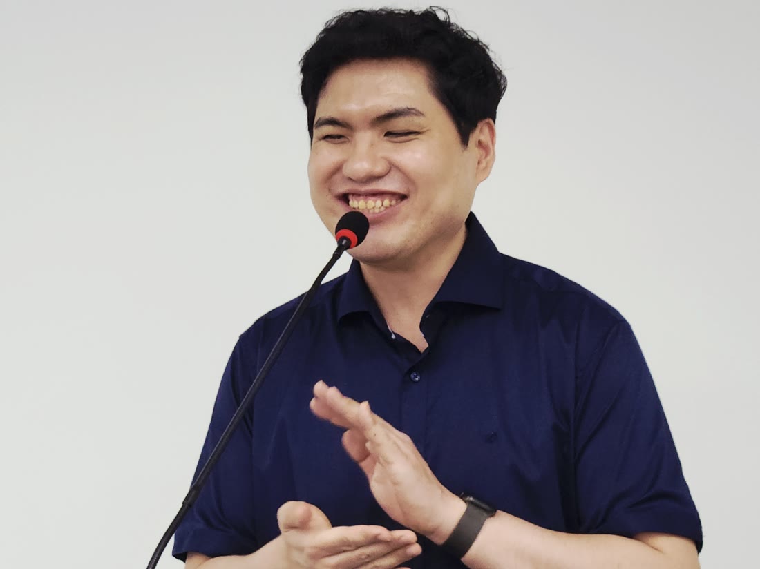 남색 셔츠를 입고 환하게 웃으며 손짓하며 강의하는 이창훈